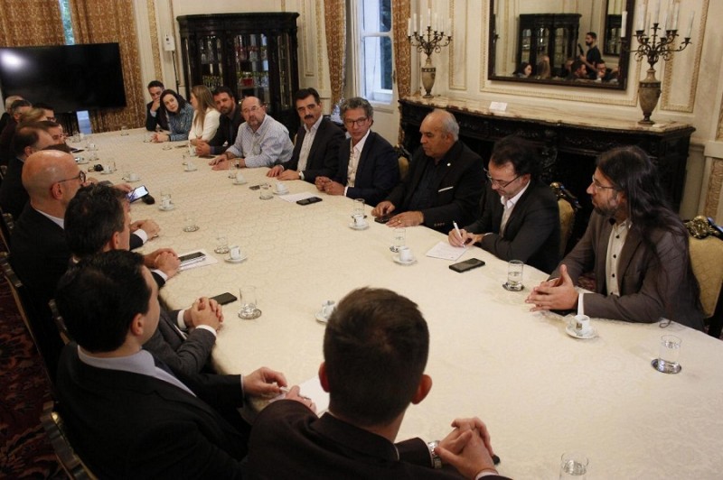 Secretário da Casa Civil se reúne com parlamentares da base para articular privatizações