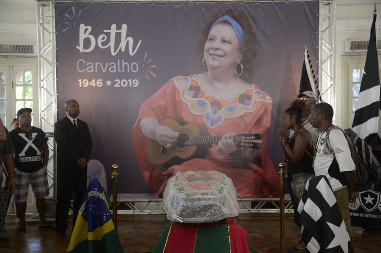 Ao som de sucessos, fãs e amigos se despedem de Beth Carvalho