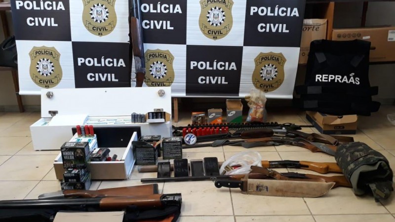 Operação contra comércio ilegal de armas resulta em três prisões na Serra