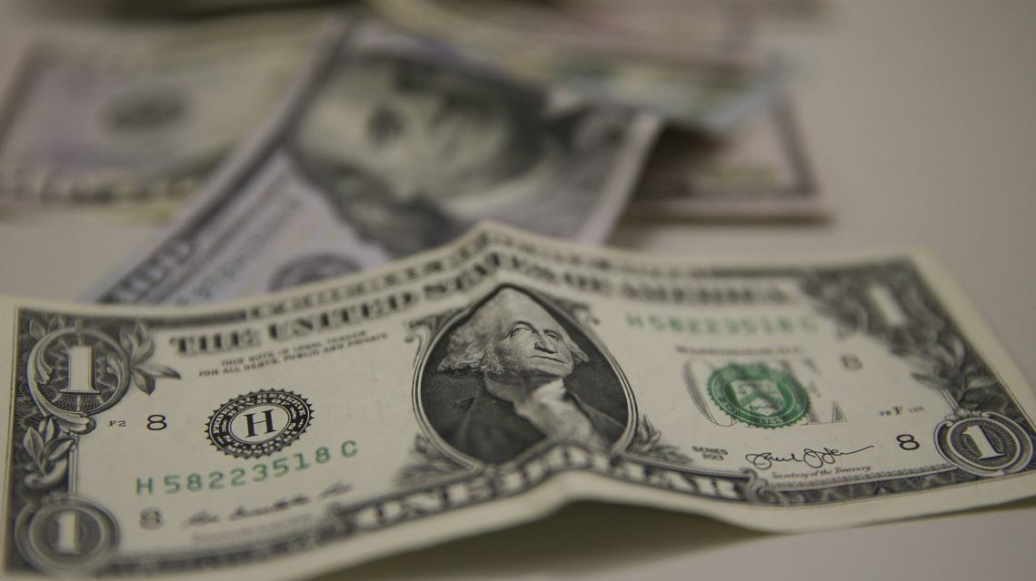 Saída de dólares do país supera entrada em US$ 1,6 bilhão em abril