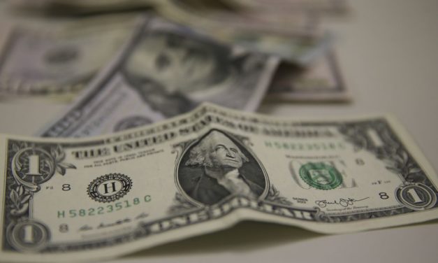 Dólar encosta em R$ 5,45 e fecha no maior valor desde abril