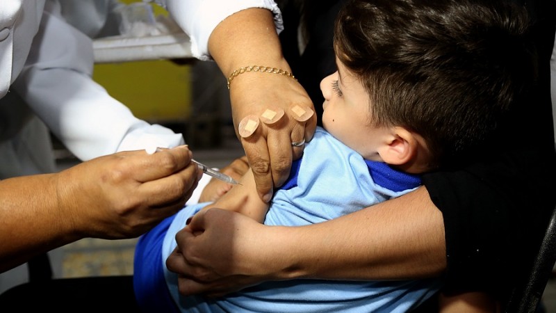 Mais de 380 mil crianças e gestantes gaúchas ainda não tomaram a vacina para a gripe