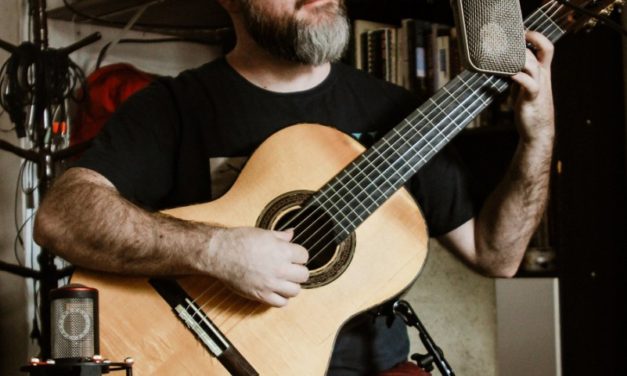 Thiago Colombo se apresenta no projeto Chapéu Acústico