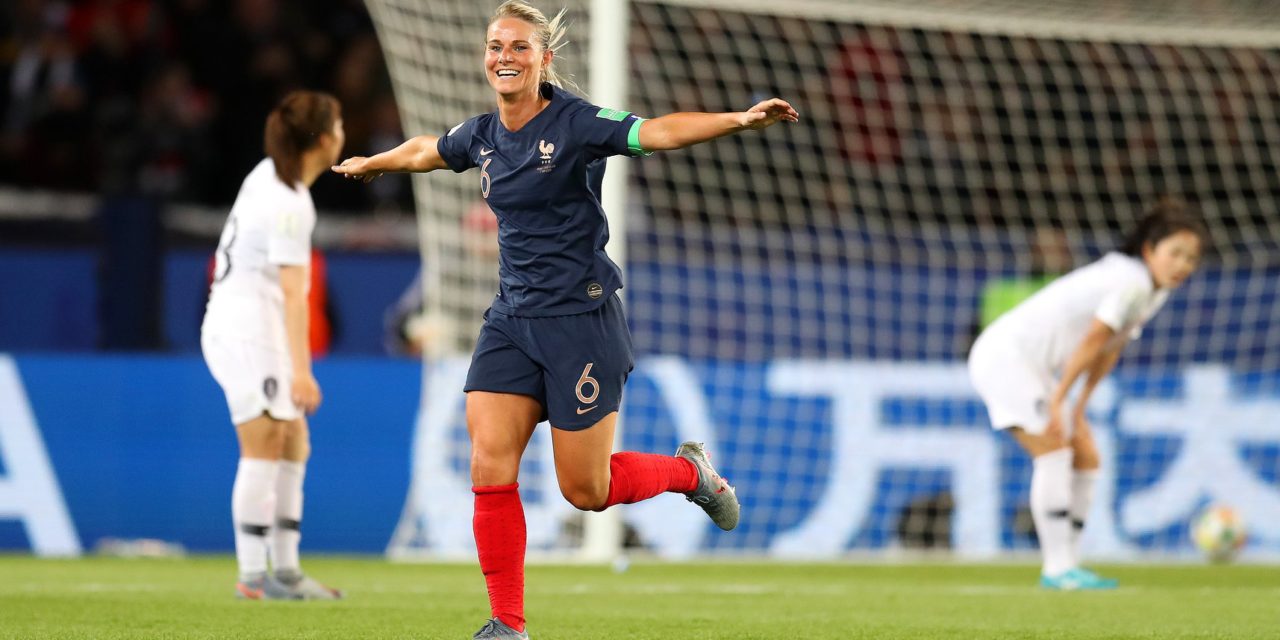 França abre a Copa com goleada