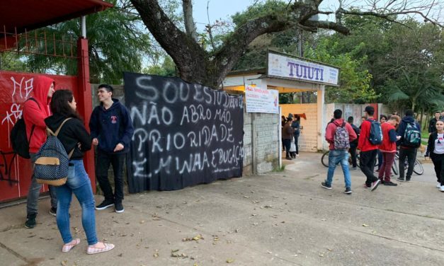 Pais e alunos dormem em escola de Gravataí em protesto por melhorias