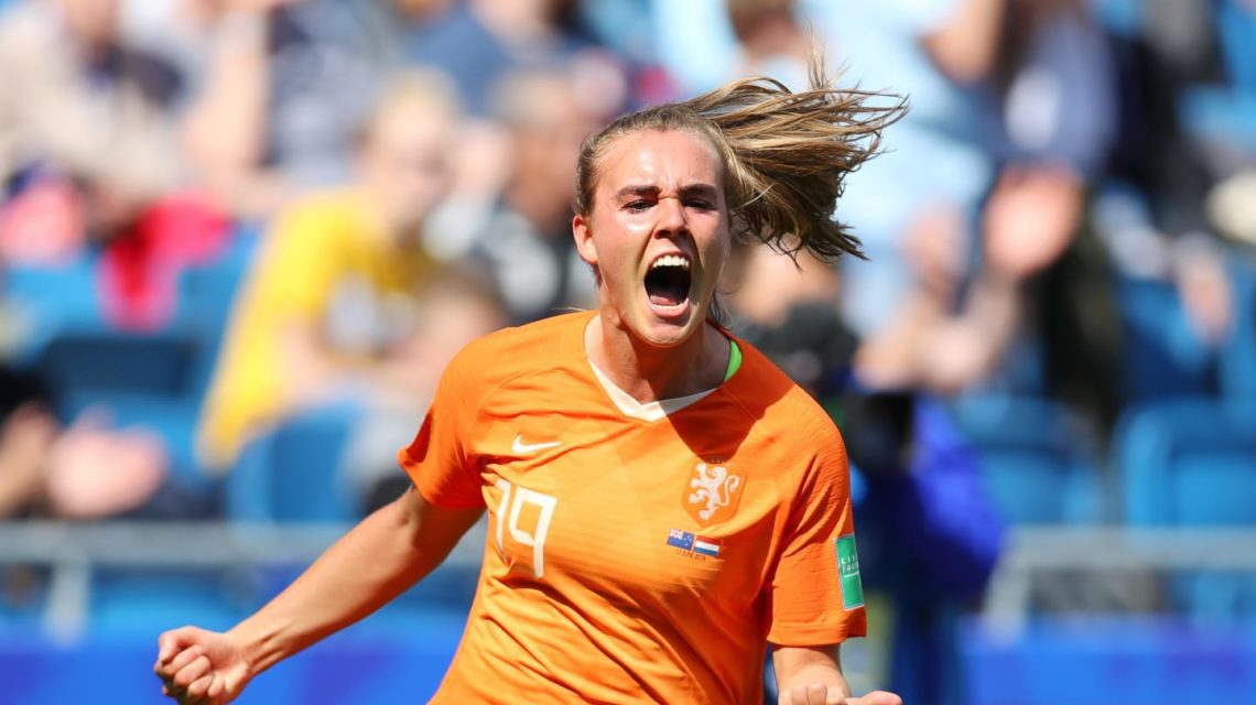No apagar das luzes, Holanda vence na estreia da Copa do Mundo