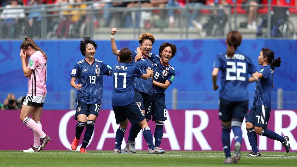 Japão vence e assume liderança do Grupo D
