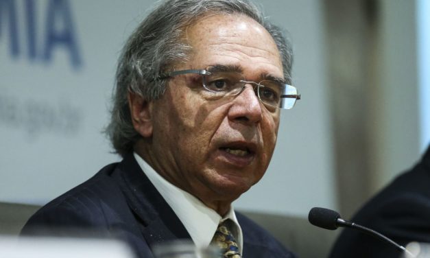 Guedes diz que democracia no Brasil nunca esteve tão forte