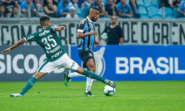 Grêmio marca no final e empata com o Palmeiras em casa