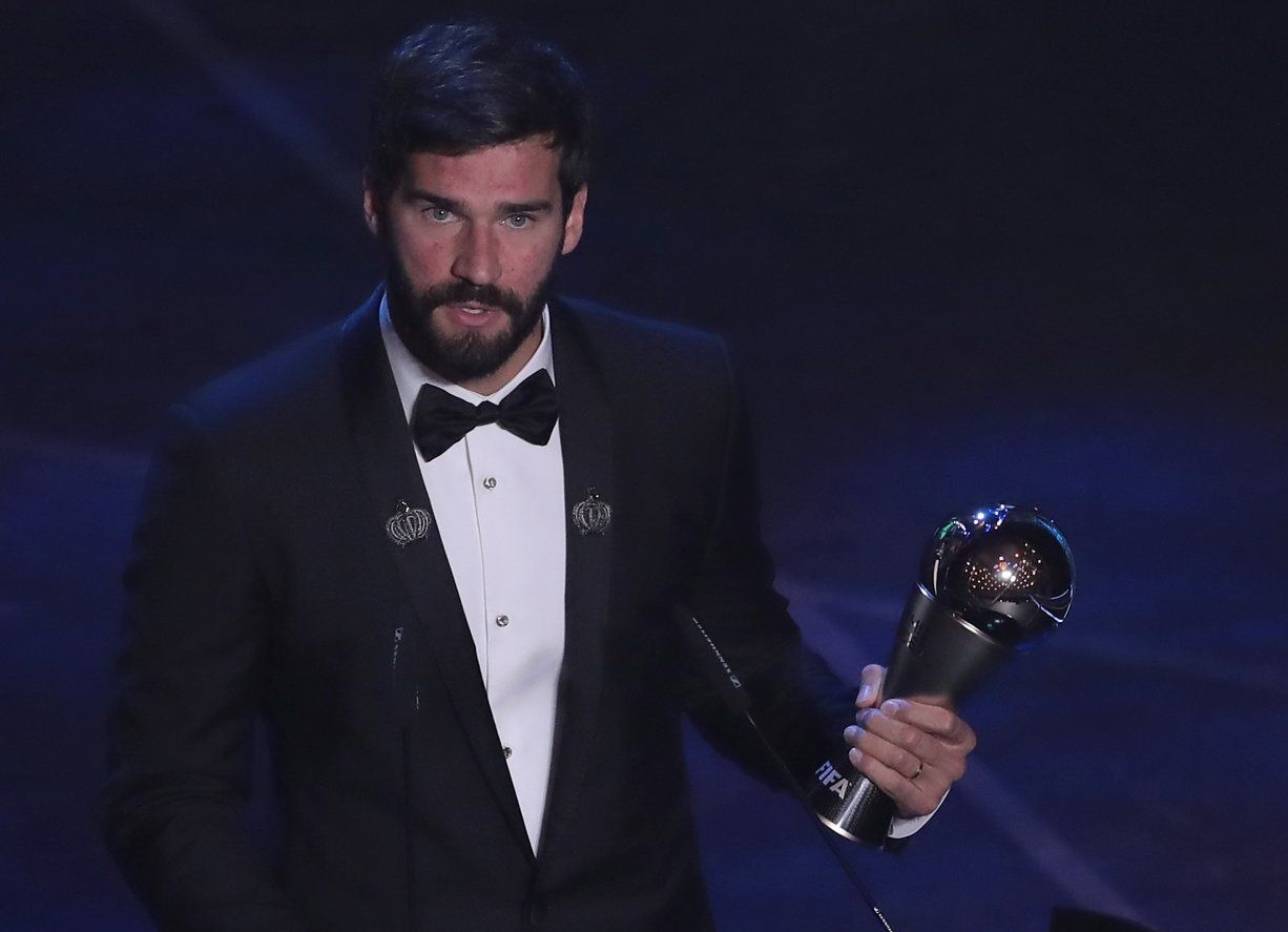 Alisson é eleito o melhor goleiro do mundo pela Fifa