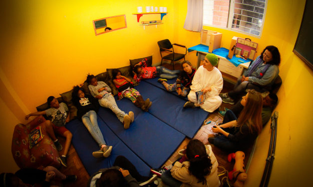 Exposição mostra telas de crianças e jovens abrigados pela Fasc