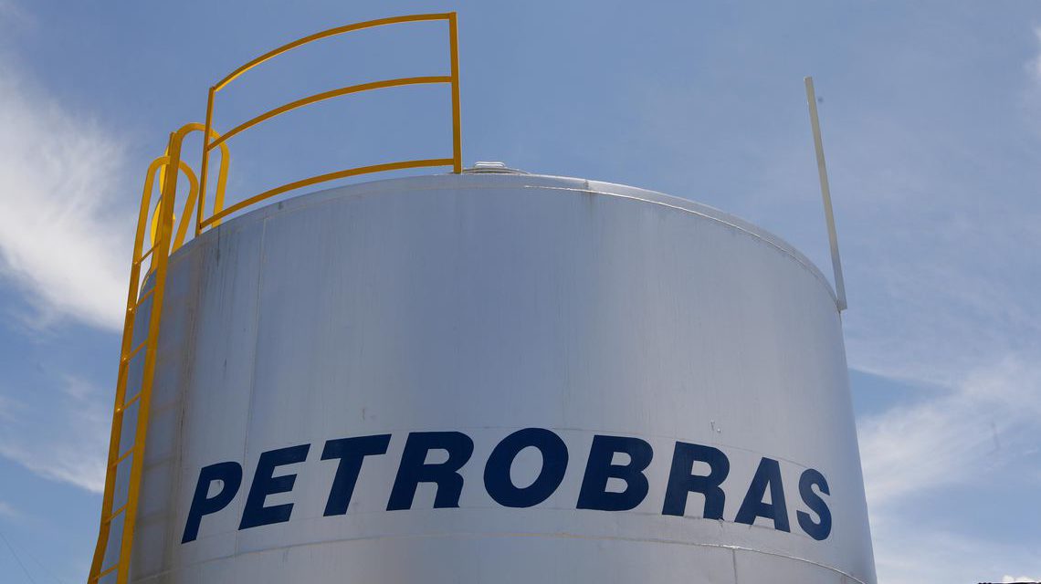 Petrobras reajusta preço da gasolina em 4% nas refinarias
