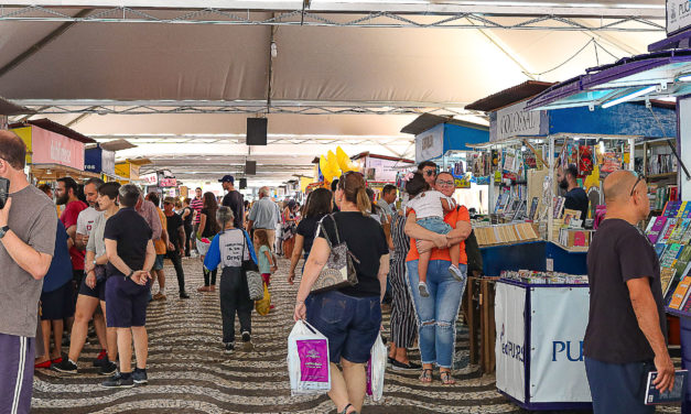 Público e escritores produzem livro digital na 65ª Feira do Livro