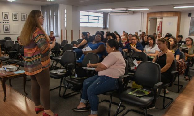 Roda de conversa aborda leitura e escrita na Educação Infantil