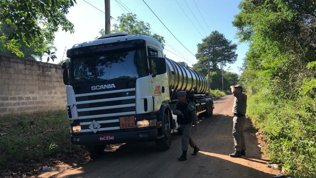 Caminhão com 10 mil litros de óleo contaminado é apreendido, em Canoas