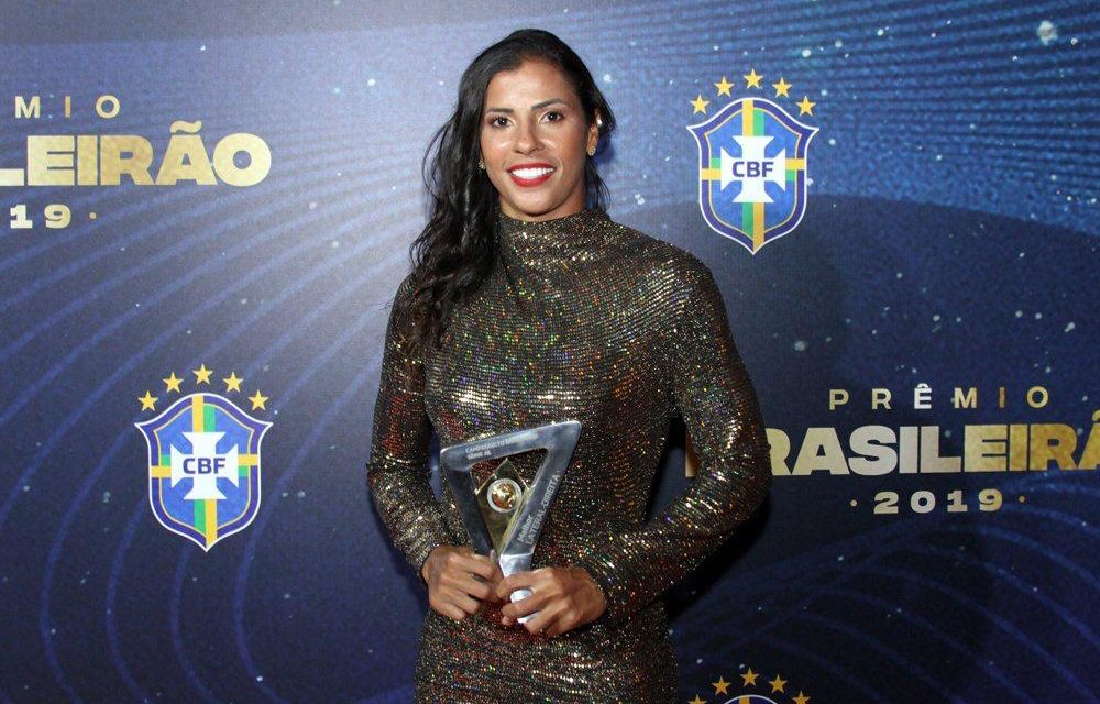 Fabi Simões do Inter recebe prêmio de melhor lateral-direita do Brasileirão