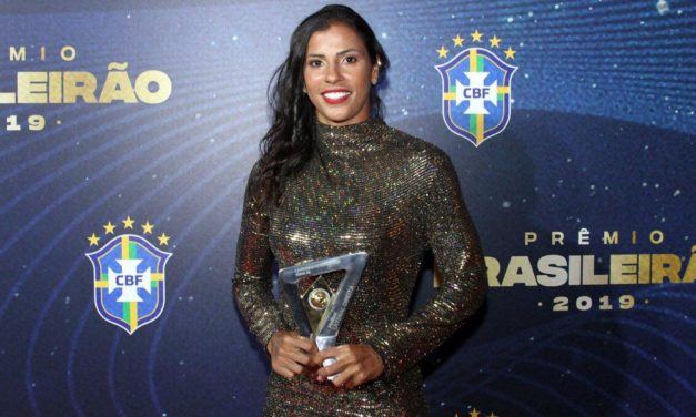 Fabi Simões do Inter recebe prêmio de melhor lateral-direita do Brasileirão