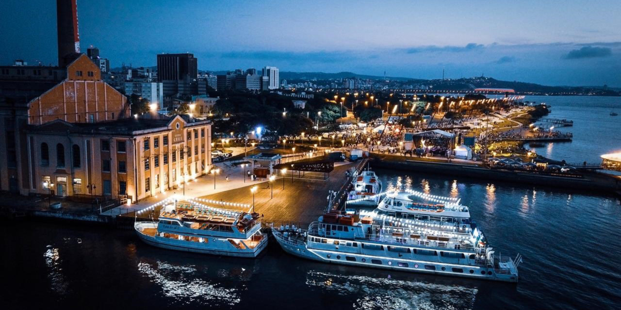 Barcos turísticos promovem Réveillon no Guaíba