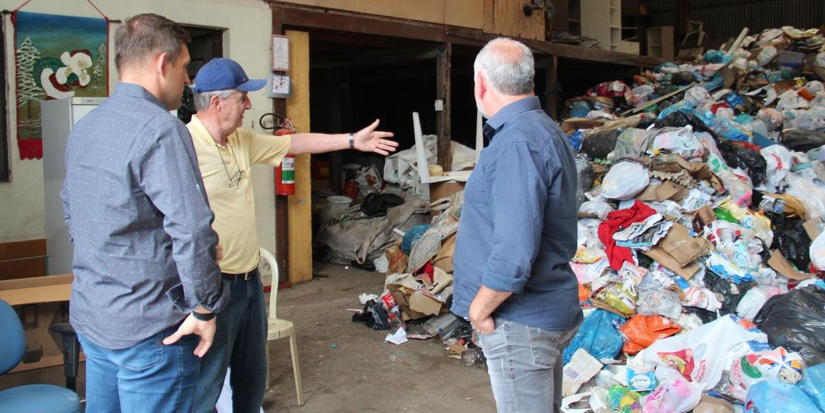 Prefeitura de Bento Gonçalves repassa recursos para associações de recicladores