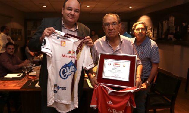 Diretorias de Inter e Tolima-COL confraternizam na véspera da decisão