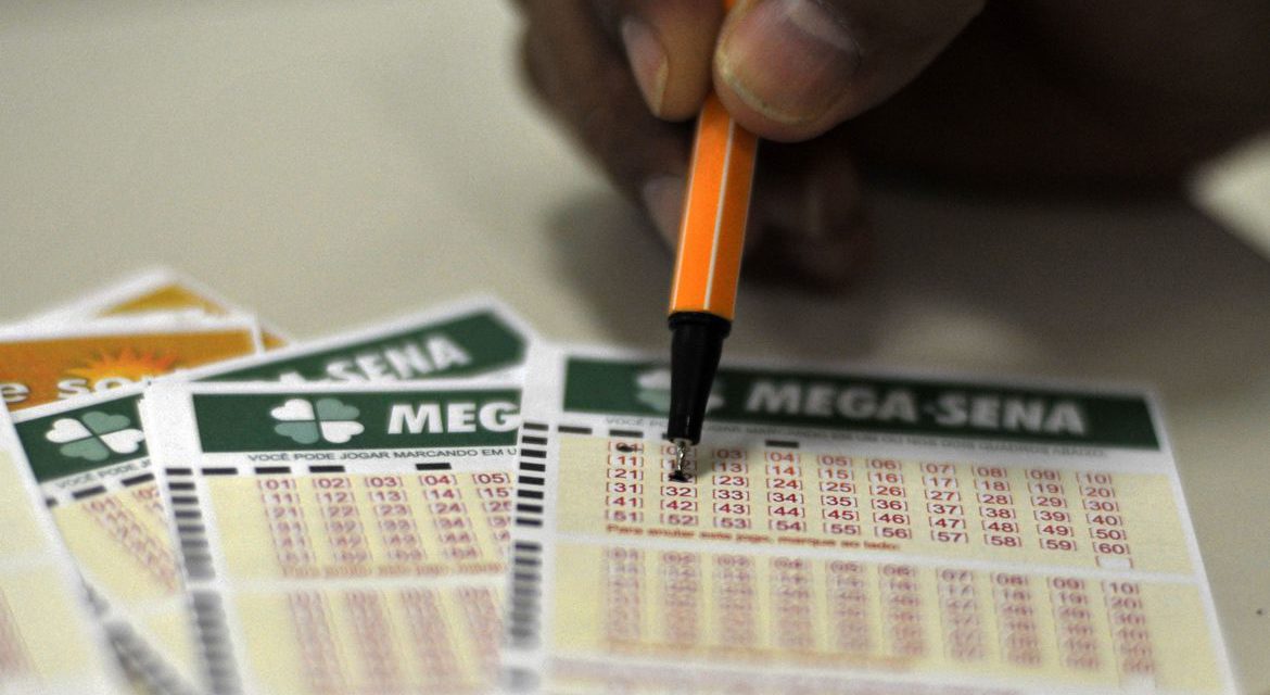 A Mega-Sena sorteia nesta quarta-feira (19) prêmio estimado em R$ 170 milhões, acumulado há 14 concursos.