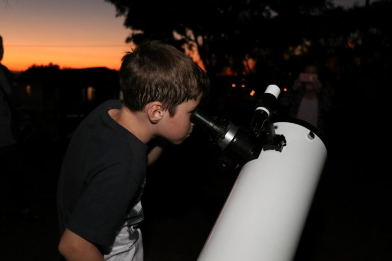 Bento Gonçalves recebe mais de 150 cientistas para simpósio de astronomia