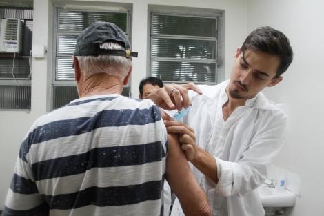 Vacinação para idosos contra gripe ocorrerá em farmácias