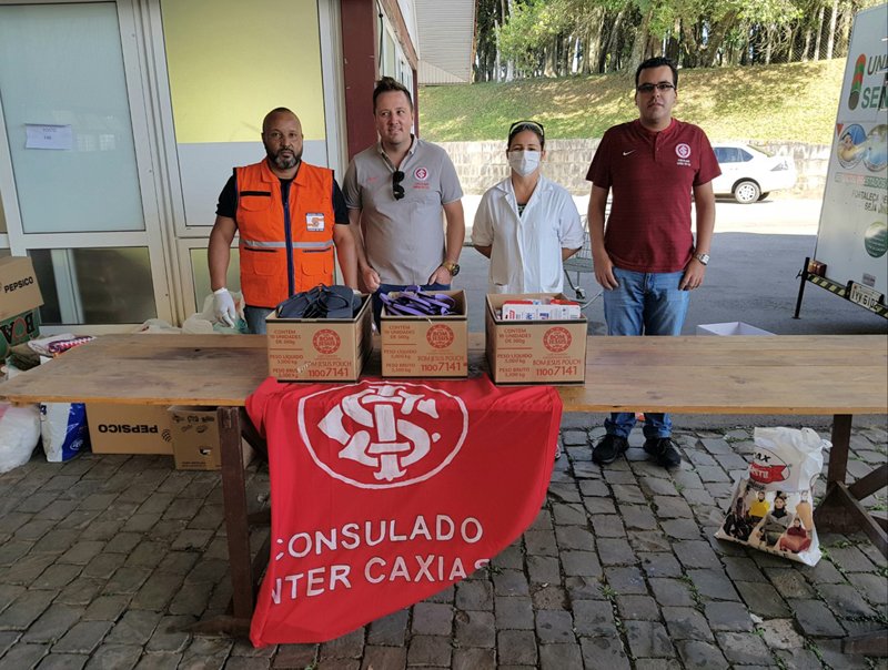 Consulado do Inter de Caxias do Sul doa kits de higiene a moradores de rua