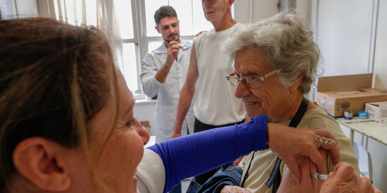 Porto Alegre: confira as farmácias que irão vacinar idosos a partir de quarta