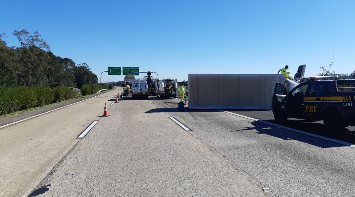 Mulher morre após carro ser esmagado na Freeway, em Santo Antônio da Patrulha