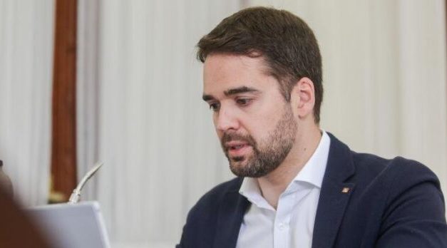 Governador Eduardo Leite autoriza retorno no futebol