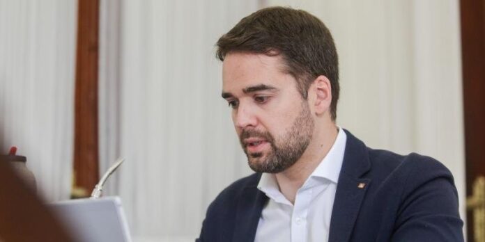 Governador Eduardo Leite autoriza retorno no futebol