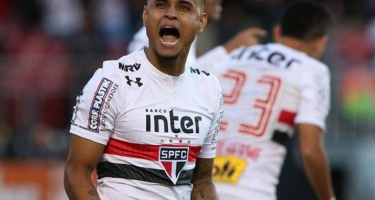 Atacante Everton desembarca hoje em Porto Alegre