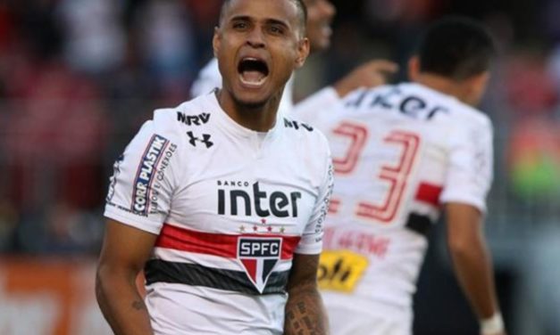 Atacante Everton desembarca hoje em Porto Alegre