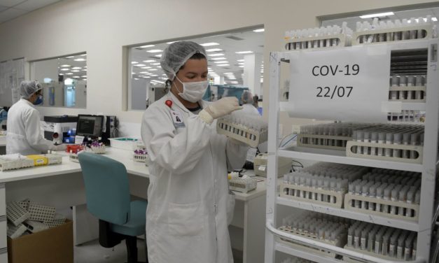 Covid-19: número de mortes cai 8% e média de casos cresce 5%