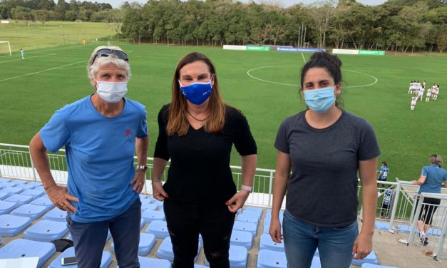 Técnica da Seleção Brasileira Feminina Pia Sundhage acompanha Grêmio x Iranduba no CFT Hélio Dourado