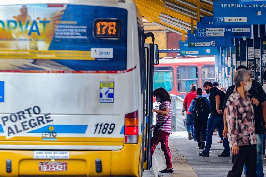 Três linhas de ônibus terão horários alterados aos sábados em