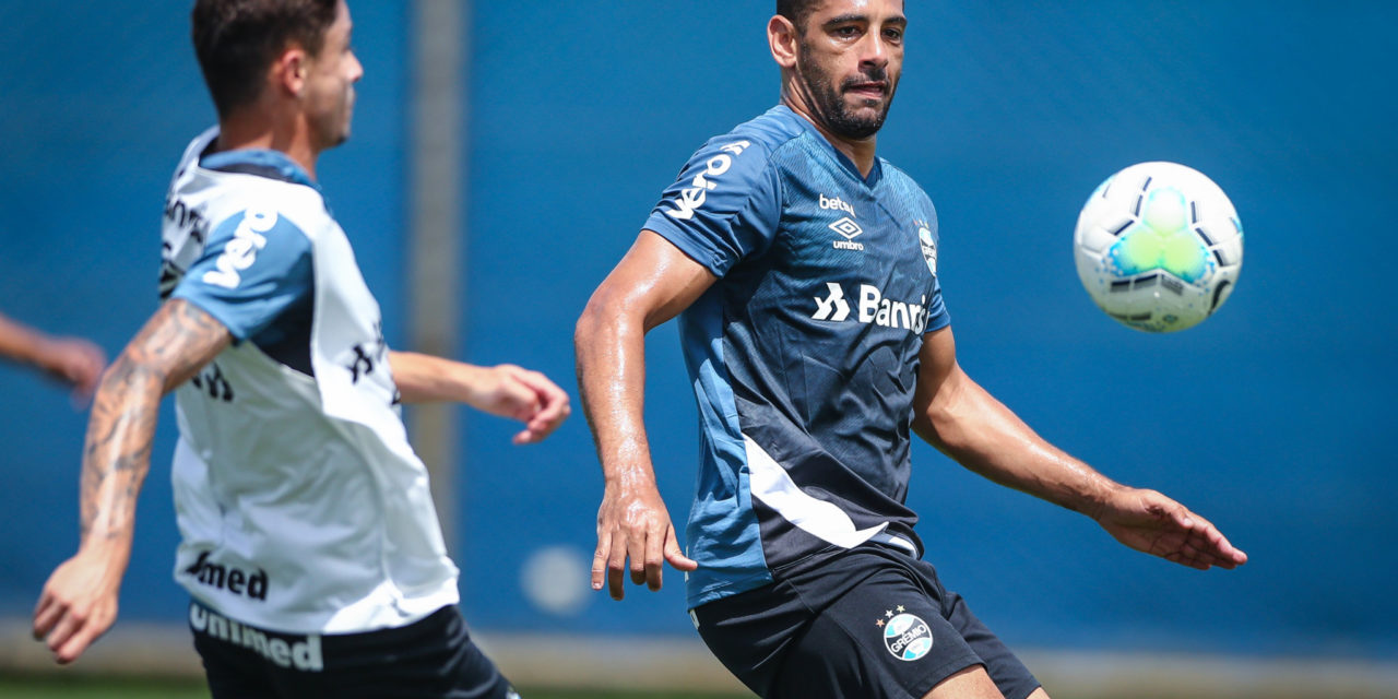 Grêmio finaliza treinos para jogo com o Goiás