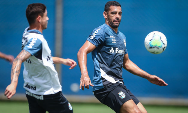 Grêmio finaliza treinos para jogo com o Goiás