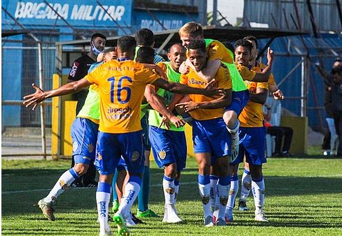 Pelotas vence jogo com 3 gols nos últimos 5 minutos