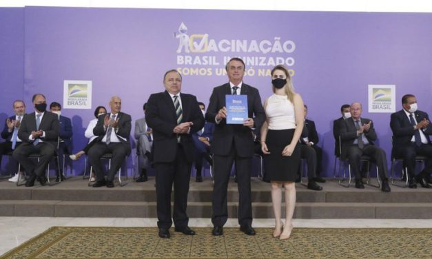 Bolsonaro assina MP que destina R$ 20 bilhões para compra da vacina de Covid-19
