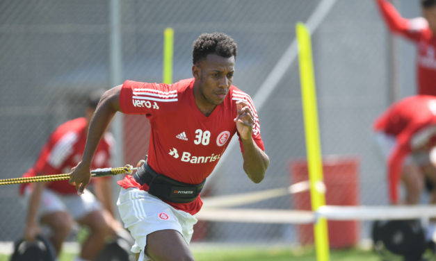 Inter faz trabalho físico intenso e recebe visita de Taison