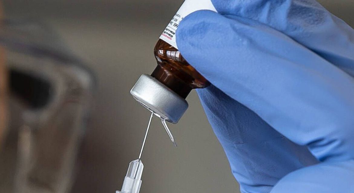 Novo lote com 53,4 mil doses da vacina CoronaVac chega ao RS nesta segunda