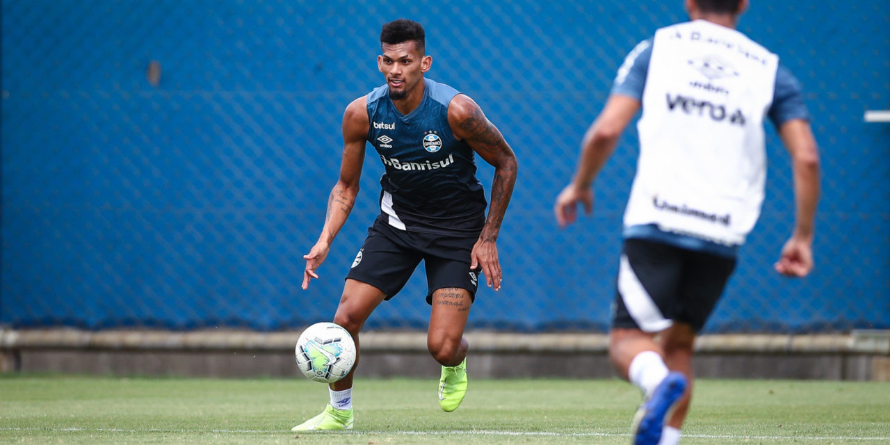Grêmio fecha semana com treino tático e viaja a SP para jogo contra o Palmeiras