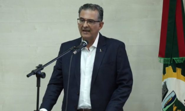 Jairo Jorge toma posse como prefeito de Canoas