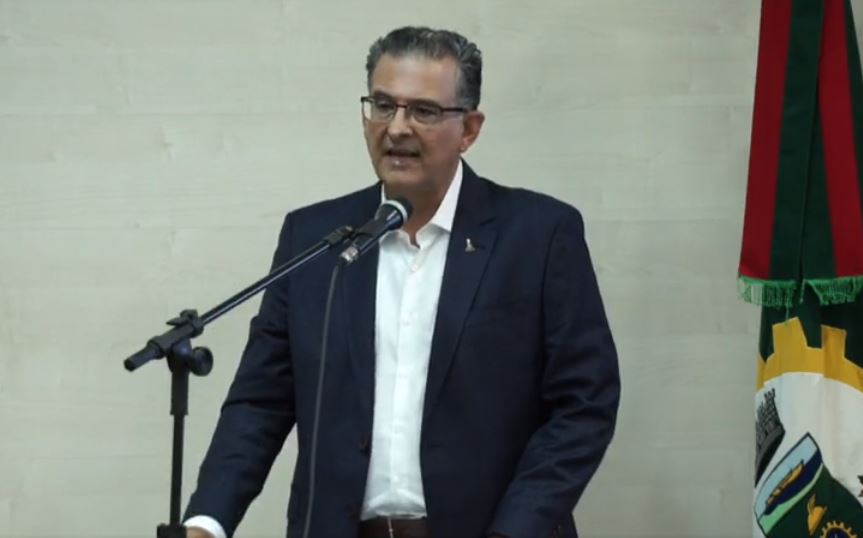 Jairo Jorge toma posse como prefeito de Canoas