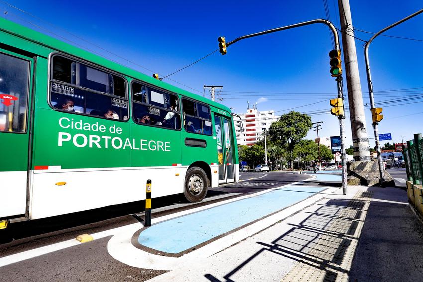 Ônibus de Porto Alegre circulam com tabela de sábado nesta terça