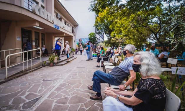 Mais de 3 mil idosos acima de 90 anos já foram vacinados em Porto Alegre