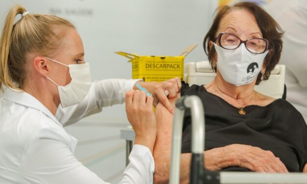 Governo do RS aplicou quase 400 mil doses de vacinas contra a Covid-19 em um mês