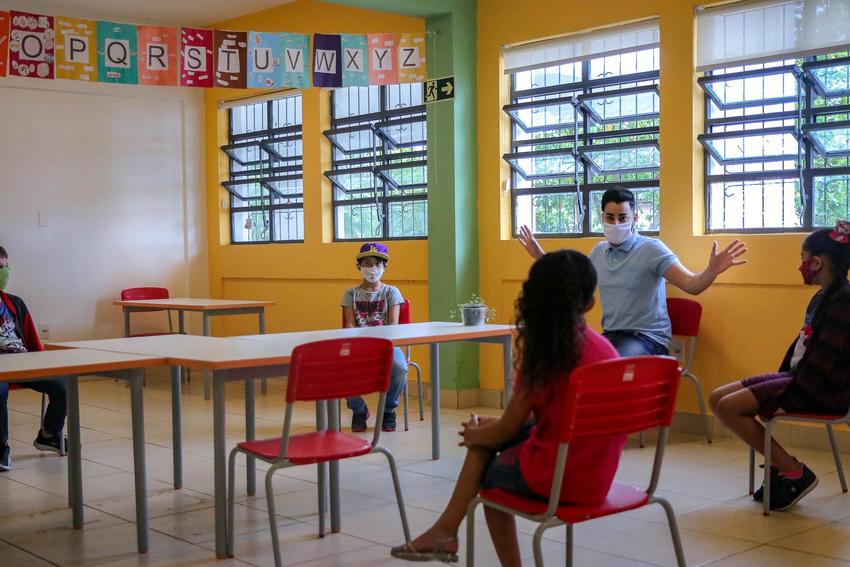 Governo do RS retira limite de alunos por sala em aulas presenciais